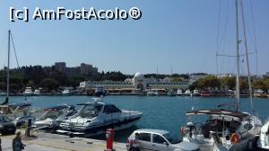 P14 [SEP-2018] Rhodos Town din portul Mandraki: Nea Agora şi Palatul Marelui Maestru în depărtare