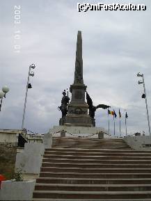 [P07] La baza obeliscului se află statuia unui dorobanţ şi un vultur. Turnate în bronz, ele au fost luate de bulgari împreună cu plăcile monumentului şi topite, în primul război mondial, iar monumentul a fost distrus.
El a fost refăcut în două etape: în 1932 şi 1977. » foto by Costi
 - 
<span class="allrVoted glyphicon glyphicon-heart hidden" id="av26949"></span>
<a class="m-l-10 hidden" id="sv26949" onclick="voting_Foto_DelVot(,26949,3854)" role="button">șterge vot <span class="glyphicon glyphicon-remove"></span></a>
<a id="v926949" class=" c-red"  onclick="voting_Foto_SetVot(26949)" role="button"><span class="glyphicon glyphicon-heart-empty"></span> <b>LIKE</b> = Votează poza</a> <img class="hidden"  id="f26949W9" src="/imagini/loader.gif" border="0" /><span class="AjErrMes hidden" id="e26949ErM"></span>