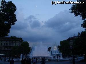 [P09] Vedere spre Via Dante catre Duomo. Fantana este inconjurata de doua intrari pentru EXPO 2015. Restul expozitiei este in zona Rho Fieramilano » foto by andreip2
 - 
<span class="allrVoted glyphicon glyphicon-heart hidden" id="av614038"></span>
<a class="m-l-10 hidden" id="sv614038" onclick="voting_Foto_DelVot(,614038,3925)" role="button">șterge vot <span class="glyphicon glyphicon-remove"></span></a>
<a id="v9614038" class=" c-red"  onclick="voting_Foto_SetVot(614038)" role="button"><span class="glyphicon glyphicon-heart-empty"></span> <b>LIKE</b> = Votează poza</a> <img class="hidden"  id="f614038W9" src="/imagini/loader.gif" border="0" /><span class="AjErrMes hidden" id="e614038ErM"></span>