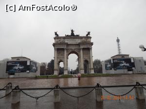 [P16] Arcul de Triumf. Chinezoaica aceea care se vede in plan indepartat avea sa-mi faca si mie o poza. Ca nu am decat doua cu mine... Eu cu Domul si eu in fata acestui arc.  » foto by cristina47*
 - 
<span class="allrVoted glyphicon glyphicon-heart hidden" id="av718888"></span>
<a class="m-l-10 hidden" id="sv718888" onclick="voting_Foto_DelVot(,718888,3925)" role="button">șterge vot <span class="glyphicon glyphicon-remove"></span></a>
<a id="v9718888" class=" c-red"  onclick="voting_Foto_SetVot(718888)" role="button"><span class="glyphicon glyphicon-heart-empty"></span> <b>LIKE</b> = Votează poza</a> <img class="hidden"  id="f718888W9" src="/imagini/loader.gif" border="0" /><span class="AjErrMes hidden" id="e718888ErM"></span>