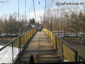 [P11] Acest pod, la iesirea din Parcul Ariniș, duce peste Râul Moldova, în dreapta spre Pârtia Șoimul si mai departe spre Voronet, în stângă pe traseul spre Vf Măgura. Îl putem considera un obiectiv turistic in sine pentru Gura Humorului :)  » foto by izabiza
 - 
<span class="allrVoted glyphicon glyphicon-heart hidden" id="av643967"></span>
<a class="m-l-10 hidden" id="sv643967" onclick="voting_Foto_DelVot(,643967,3935)" role="button">șterge vot <span class="glyphicon glyphicon-remove"></span></a>
<a id="v9643967" class=" c-red"  onclick="voting_Foto_SetVot(643967)" role="button"><span class="glyphicon glyphicon-heart-empty"></span> <b>LIKE</b> = Votează poza</a> <img class="hidden"  id="f643967W9" src="/imagini/loader.gif" border="0" /><span class="AjErrMes hidden" id="e643967ErM"></span>