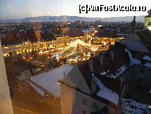 [P05] Tîrgul văzut din Turnul Sfatului: se vede patinoarul, căsuțele negustorilor, toate sub un frumos baldachin iluminat, se văd și luminile de pe pietonală, iluminatul arhitectonic al fațadelor și chiar și Munții Cindrel în zare » foto by abancor
 - 
<span class="allrVoted glyphicon glyphicon-heart hidden" id="av419185"></span>
<a class="m-l-10 hidden" id="sv419185" onclick="voting_Foto_DelVot(,419185,3936)" role="button">șterge vot <span class="glyphicon glyphicon-remove"></span></a>
<a id="v9419185" class=" c-red"  onclick="voting_Foto_SetVot(419185)" role="button"><span class="glyphicon glyphicon-heart-empty"></span> <b>LIKE</b> = Votează poza</a> <img class="hidden"  id="f419185W9" src="/imagini/loader.gif" border="0" /><span class="AjErrMes hidden" id="e419185ErM"></span>