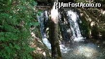 [P06] Primul prag stâncos unde izvorul se ,,despică ,,în două cascade superbe.  » foto by bog68
 - 
<span class="allrVoted glyphicon glyphicon-heart hidden" id="av469186"></span>
<a class="m-l-10 hidden" id="sv469186" onclick="voting_Foto_DelVot(,469186,3939)" role="button">șterge vot <span class="glyphicon glyphicon-remove"></span></a>
<a id="v9469186" class=" c-red"  onclick="voting_Foto_SetVot(469186)" role="button"><span class="glyphicon glyphicon-heart-empty"></span> <b>LIKE</b> = Votează poza</a> <img class="hidden"  id="f469186W9" src="/imagini/loader.gif" border="0" /><span class="AjErrMes hidden" id="e469186ErM"></span>