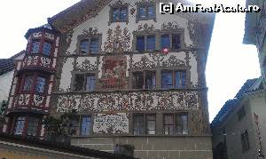P06 [JUL-2014] Una din numeroasele clădiri pictate din  orașul Lucerna, Elveția. În balcon se văd ”proprietarii” imobilului.