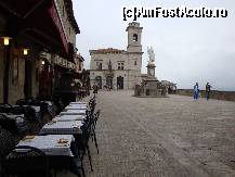 P23 [OCT-2010] San Marino:Piazza della Liberta, cu Statuia Libertății în mijloc și Parva Domus în plan îndepărtat
