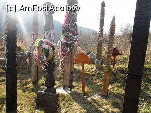 [P13] Detaliu (foto 2010) cu monumentele funerare din zona Nyerges. Pe placa de lemn este reprezentat conturul Ungariei Mari, de la Marea Adriatică (în stânga jos) până în Transilvania, inclusiv (dreapta jos)  » foto by Lucien
 - 
<span class="allrVoted glyphicon glyphicon-heart hidden" id="av809235"></span>
<a class="m-l-10 hidden" id="sv809235" onclick="voting_Foto_DelVot(,809235,3998)" role="button">șterge vot <span class="glyphicon glyphicon-remove"></span></a>
<a id="v9809235" class=" c-red"  onclick="voting_Foto_SetVot(809235)" role="button"><span class="glyphicon glyphicon-heart-empty"></span> <b>LIKE</b> = Votează poza</a> <img class="hidden"  id="f809235W9" src="/imagini/loader.gif" border="0" /><span class="AjErrMes hidden" id="e809235ErM"></span>