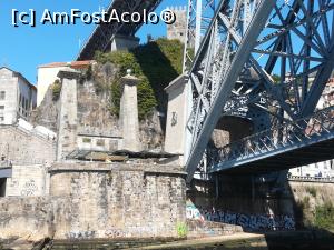 [P61] Stâlpul din piatră al vechiului pod dintre Porto și Gaia, pod construit in secolul al XIX-lea dar care nu a rezistat decât patruzeci de ani » foto by Mika
 - 
<span class="allrVoted glyphicon glyphicon-heart hidden" id="av1162120"></span>
<a class="m-l-10 hidden" id="sv1162120" onclick="voting_Foto_DelVot(,1162120,4082)" role="button">șterge vot <span class="glyphicon glyphicon-remove"></span></a>
<a id="v91162120" class=" c-red"  onclick="voting_Foto_SetVot(1162120)" role="button"><span class="glyphicon glyphicon-heart-empty"></span> <b>LIKE</b> = Votează poza</a> <img class="hidden"  id="f1162120W9" src="/imagini/loader.gif" border="0" /><span class="AjErrMes hidden" id="e1162120ErM"></span>