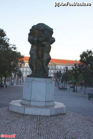 [P19] Sculptura 'Meninos - A Abundância' (Băieţi - Abundenţa), operă a sculptorului Henrique Moreira, de pe Avenida dos Aliados » foto by Costi
 - 
<span class="allrVoted glyphicon glyphicon-heart hidden" id="av414686"></span>
<a class="m-l-10 hidden" id="sv414686" onclick="voting_Foto_DelVot(,414686,4082)" role="button">șterge vot <span class="glyphicon glyphicon-remove"></span></a>
<a id="v9414686" class=" c-red"  onclick="voting_Foto_SetVot(414686)" role="button"><span class="glyphicon glyphicon-heart-empty"></span> <b>LIKE</b> = Votează poza</a> <img class="hidden"  id="f414686W9" src="/imagini/loader.gif" border="0" /><span class="AjErrMes hidden" id="e414686ErM"></span>