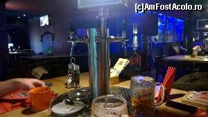 P02 [DEC-2014] Se văd 3 din cele 4 robinete disponibile la masa de 6. În spate (în camera închisă și cu lumină albastră) este locul unde se află butoaiele de bere care alimentează mesele. 