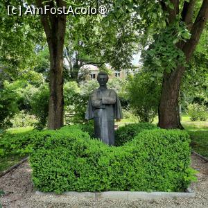 [P10] Cluj-Napoca, Grădina Botanică 'Alexandru Borza”, Statuia lui Mihai Eminescu de Oscar Han » foto by mprofeanu
 - 
<span class="allrVoted glyphicon glyphicon-heart hidden" id="av1434787"></span>
<a class="m-l-10 hidden" id="sv1434787" onclick="voting_Foto_DelVot(,1434787,4148)" role="button">șterge vot <span class="glyphicon glyphicon-remove"></span></a>
<a id="v91434787" class=" c-red"  onclick="voting_Foto_SetVot(1434787)" role="button"><span class="glyphicon glyphicon-heart-empty"></span> <b>LIKE</b> = Votează poza</a> <img class="hidden"  id="f1434787W9" src="/imagini/loader.gif" border="0" /><span class="AjErrMes hidden" id="e1434787ErM"></span>