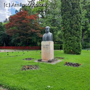 [P53] Cluj-Napoca, Grădina Botanică 'Alexandru Borza”, Bustul lui Florian Porcius, botanist prestigios » foto by mprofeanu
 - 
<span class="allrVoted glyphicon glyphicon-heart hidden" id="av1434830"></span>
<a class="m-l-10 hidden" id="sv1434830" onclick="voting_Foto_DelVot(,1434830,4148)" role="button">șterge vot <span class="glyphicon glyphicon-remove"></span></a>
<a id="v91434830" class=" c-red"  onclick="voting_Foto_SetVot(1434830)" role="button"><span class="glyphicon glyphicon-heart-empty"></span> <b>LIKE</b> = Votează poza</a> <img class="hidden"  id="f1434830W9" src="/imagini/loader.gif" border="0" /><span class="AjErrMes hidden" id="e1434830ErM"></span>