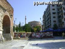 P07 [JUL-2012] Arcul lui Galerius din Salonic - In fundal, Biserica Rotonda