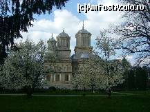 [P06] Curtea de Arges - Manastirea Curtea de Arges in parfum de magnolii! » foto by magdalena
 - 
<span class="allrVoted glyphicon glyphicon-heart hidden" id="av66174"></span>
<a class="m-l-10 hidden" id="sv66174" onclick="voting_Foto_DelVot(,66174,4208)" role="button">șterge vot <span class="glyphicon glyphicon-remove"></span></a>
<a id="v966174" class=" c-red"  onclick="voting_Foto_SetVot(66174)" role="button"><span class="glyphicon glyphicon-heart-empty"></span> <b>LIKE</b> = Votează poza</a> <img class="hidden"  id="f66174W9" src="/imagini/loader.gif" border="0" /><span class="AjErrMes hidden" id="e66174ErM"></span>