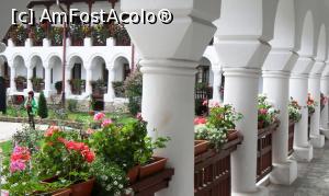 [P03] Curtea interioară a Mănăstirii Agapia cu chiliile situate în lungul cerdacului (detaliu)  » foto by Lucien
 - 
<span class="allrVoted glyphicon glyphicon-heart hidden" id="av727753"></span>
<a class="m-l-10 hidden" id="sv727753" onclick="voting_Foto_DelVot(,727753,4213)" role="button">șterge vot <span class="glyphicon glyphicon-remove"></span></a>
<a id="v9727753" class=" c-red"  onclick="voting_Foto_SetVot(727753)" role="button"><span class="glyphicon glyphicon-heart-empty"></span> <b>LIKE</b> = Votează poza</a> <img class="hidden"  id="f727753W9" src="/imagini/loader.gif" border="0" /><span class="AjErrMes hidden" id="e727753ErM"></span>