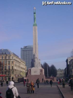[P04] Monumentul Libertății are 42 de metri înălțime iar în vârf se află statuia lui Milda (zeița dragostei în mitologia baltică) care ține în mâinile înălțate spre cer trei stele, simbolizând cele trei districte istorice ale Letoniei unite: Vidzeme, Latgale și Courland-Semigalia.  » foto by mauricius*
 - 
<span class="allrVoted glyphicon glyphicon-heart hidden" id="av456998"></span>
<a class="m-l-10 hidden" id="sv456998" onclick="voting_Foto_DelVot(,456998,4214)" role="button">șterge vot <span class="glyphicon glyphicon-remove"></span></a>
<a id="v9456998" class=" c-red"  onclick="voting_Foto_SetVot(456998)" role="button"><span class="glyphicon glyphicon-heart-empty"></span> <b>LIKE</b> = Votează poza</a> <img class="hidden"  id="f456998W9" src="/imagini/loader.gif" border="0" /><span class="AjErrMes hidden" id="e456998ErM"></span>
