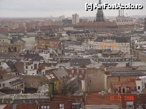 [P70] Clădirile din Kongens Nytorv, văzute de sus. Se disting Teatrul, Magasin du Nord, Hotel D’Angleterre și, dincolo de ele, Christiansborg, construcția care domină perspectiva, cu turnul înconjurat cu schele » foto by abancor
 - 
<span class="allrVoted glyphicon glyphicon-heart hidden" id="av417620"></span>
<a class="m-l-10 hidden" id="sv417620" onclick="voting_Foto_DelVot(,417620,4424)" role="button">șterge vot <span class="glyphicon glyphicon-remove"></span></a>
<a id="v9417620" class=" c-red"  onclick="voting_Foto_SetVot(417620)" role="button"><span class="glyphicon glyphicon-heart-empty"></span> <b>LIKE</b> = Votează poza</a> <img class="hidden"  id="f417620W9" src="/imagini/loader.gif" border="0" /><span class="AjErrMes hidden" id="e417620ErM"></span>