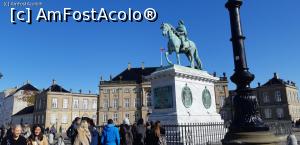 P04 [OCT-2019] Copenhaga - Palatul Regal Amalienborg - în mijlocul pieţei a fost aşezată statuia Regelui Frederik al V-lea, realizată de un sculptor francez