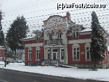 P02 [JAN-1970] In Busteni exista o cladirea frumoasa numita 'La maison franco-roumaine', deschisa de luni pana vineri.