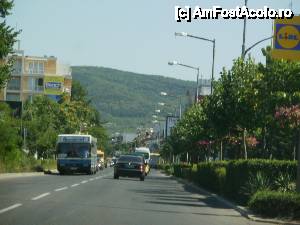 [P01] Sunny Beach: strada principala. Destul de aglomerat in sezon. Pe aici circula autobuzele de transport local spre Nessebar sau Sveti Vlas.  » foto by Nicu V
 - 
<span class="allrVoted glyphicon glyphicon-heart hidden" id="av402231"></span>
<a class="m-l-10 hidden" id="sv402231" onclick="voting_Foto_DelVot(,402231,4590)" role="button">șterge vot <span class="glyphicon glyphicon-remove"></span></a>
<a id="v9402231" class=" c-red"  onclick="voting_Foto_SetVot(402231)" role="button"><span class="glyphicon glyphicon-heart-empty"></span> <b>LIKE</b> = Votează poza</a> <img class="hidden"  id="f402231W9" src="/imagini/loader.gif" border="0" /><span class="AjErrMes hidden" id="e402231ErM"></span>