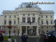[P11] Cladirea eleganta a Teatrului National din Bratislava si fantana din fata acestuia » foto by ileanaxperta*
 - 
<span class="allrVoted glyphicon glyphicon-heart hidden" id="av267447"></span>
<a class="m-l-10 hidden" id="sv267447" onclick="voting_Foto_DelVot(,267447,4596)" role="button">șterge vot <span class="glyphicon glyphicon-remove"></span></a>
<a id="v9267447" class=" c-red"  onclick="voting_Foto_SetVot(267447)" role="button"><span class="glyphicon glyphicon-heart-empty"></span> <b>LIKE</b> = Votează poza</a> <img class="hidden"  id="f267447W9" src="/imagini/loader.gif" border="0" /><span class="AjErrMes hidden" id="e267447ErM"></span>