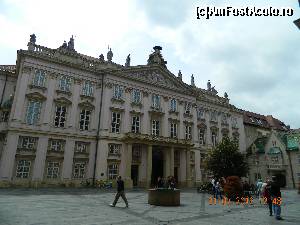 [P53] Palatul Arhiepiscopului a fost construit intre anii 1778-1781, pe o proprietate ce a apartinut arhiepiscopului Esztergom. Fatada este decorata in stil clasic, iar pe acoperis se gasasc statui alegorice, sculptate de J. Kogler si F. Prokop si vaze create de J. A. Messerschmidt. In mijlocul acoperisului se gaseste emblema Cardinalului Jozef Batthyanyi, primul locatar al palatului - o palarie de fier, in greutate de 150 kg.  » foto by stellinna
 - 
<span class="allrVoted glyphicon glyphicon-heart hidden" id="av678373"></span>
<a class="m-l-10 hidden" id="sv678373" onclick="voting_Foto_DelVot(,678373,4596)" role="button">șterge vot <span class="glyphicon glyphicon-remove"></span></a>
<a id="v9678373" class=" c-red"  onclick="voting_Foto_SetVot(678373)" role="button"><span class="glyphicon glyphicon-heart-empty"></span> <b>LIKE</b> = Votează poza</a> <img class="hidden"  id="f678373W9" src="/imagini/loader.gif" border="0" /><span class="AjErrMes hidden" id="e678373ErM"></span>