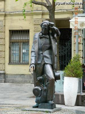 [P72] Statuia lui Hans Christian Andersen
Opera sculptorului slovac Tibor Bartfay infiintata in 2006 pentru a aminti de faimosul povestitor care a venit in Bratislava in 1841 si a spus:'voi ma rugati sa va spun o poveste. De ce? Orasul vostru este el insasi o poveste'.  » foto by stellinna
 - 
<span class="allrVoted glyphicon glyphicon-heart hidden" id="av678392"></span>
<a class="m-l-10 hidden" id="sv678392" onclick="voting_Foto_DelVot(,678392,4596)" role="button">șterge vot <span class="glyphicon glyphicon-remove"></span></a>
<a id="v9678392" class=" c-red"  onclick="voting_Foto_SetVot(678392)" role="button"><span class="glyphicon glyphicon-heart-empty"></span> <b>LIKE</b> = Votează poza</a> <img class="hidden"  id="f678392W9" src="/imagini/loader.gif" border="0" /><span class="AjErrMes hidden" id="e678392ErM"></span>