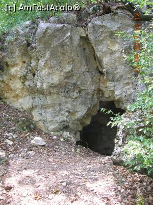 [P03] De la poala pădurii de dinainte de schit, suie un drum de aproximativ 10 minute care duce la o grotă. Aici se află intrarea în peștera pustnicului. » foto by Qvadratvus
 - 
<span class="allrVoted glyphicon glyphicon-heart hidden" id="av898666"></span>
<a class="m-l-10 hidden" id="sv898666" onclick="voting_Foto_DelVot(,898666,4623)" role="button">șterge vot <span class="glyphicon glyphicon-remove"></span></a>
<a id="v9898666" class=" c-red"  onclick="voting_Foto_SetVot(898666)" role="button"><span class="glyphicon glyphicon-heart-empty"></span> <b>LIKE</b> = Votează poza</a> <img class="hidden"  id="f898666W9" src="/imagini/loader.gif" border="0" /><span class="AjErrMes hidden" id="e898666ErM"></span>