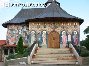 [P03] Fațada bisericii are în stânga scara Sfântului Ioan Scărarul și în dreapta (am senzația) imaginea apostolilor Petru, Pavel, Andrei și Filip.  » foto by Qvadratvus
 - 
<span class="allrVoted glyphicon glyphicon-heart hidden" id="av900841"></span>
<a class="m-l-10 hidden" id="sv900841" onclick="voting_Foto_DelVot(,900841,4623)" role="button">șterge vot <span class="glyphicon glyphicon-remove"></span></a>
<a id="v9900841" class=" c-red"  onclick="voting_Foto_SetVot(900841)" role="button"><span class="glyphicon glyphicon-heart-empty"></span> <b>LIKE</b> = Votează poza</a> <img class="hidden"  id="f900841W9" src="/imagini/loader.gif" border="0" /><span class="AjErrMes hidden" id="e900841ErM"></span>