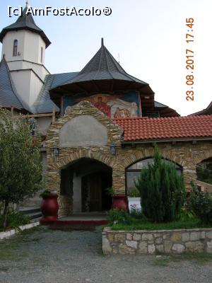 [P07] Intrarea secundară în atrium. De aici încep atât brâul de ulcioare cât și decorațiunile naturale, arbustive.  » foto by Qvadratvus
 - 
<span class="allrVoted glyphicon glyphicon-heart hidden" id="av900851"></span>
<a class="m-l-10 hidden" id="sv900851" onclick="voting_Foto_DelVot(,900851,4623)" role="button">șterge vot <span class="glyphicon glyphicon-remove"></span></a>
<a id="v9900851" class=" c-red"  onclick="voting_Foto_SetVot(900851)" role="button"><span class="glyphicon glyphicon-heart-empty"></span> <b>LIKE</b> = Votează poza</a> <img class="hidden"  id="f900851W9" src="/imagini/loader.gif" border="0" /><span class="AjErrMes hidden" id="e900851ErM"></span>