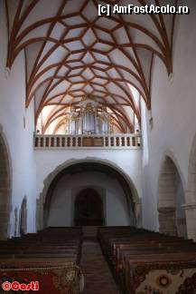 P10 [MAR-2012] Vedere spre vest, cu orga şi plafonul gotic, în biserica 'Sfânta Cruce'
