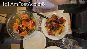 [P75] Volare - purceluș de lapte cu salată » foto by Dragoș_MD
 - 
<span class="allrVoted glyphicon glyphicon-heart hidden" id="av1473316"></span>
<a class="m-l-10 hidden" id="sv1473316" onclick="voting_Foto_DelVot(,1473316,4732)" role="button">șterge vot <span class="glyphicon glyphicon-remove"></span></a>
<a id="v91473316" class=" c-red"  onclick="voting_Foto_SetVot(1473316)" role="button"><span class="glyphicon glyphicon-heart-empty"></span> <b>LIKE</b> = Votează poza</a> <img class="hidden"  id="f1473316W9" src="/imagini/loader.gif" border="0" /><span class="AjErrMes hidden" id="e1473316ErM"></span>