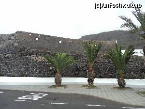 [P23] 6. Spain Tenerife - Vizitare Garachico. Pe zidul din spate, puteti vedea urma lasata de lava in urma eruptiei din 1909, atunci cand acest mic orasel a fost aproape ras de pe suprafata pamantului, distrugerile fiind in proportie de 95%. (1) » foto by vega06
 - 
<span class="allrVoted glyphicon glyphicon-heart hidden" id="av581271"></span>
<a class="m-l-10 hidden" id="sv581271" onclick="voting_Foto_DelVot(,581271,4873)" role="button">șterge vot <span class="glyphicon glyphicon-remove"></span></a>
<a id="v9581271" class=" c-red"  onclick="voting_Foto_SetVot(581271)" role="button"><span class="glyphicon glyphicon-heart-empty"></span> <b>LIKE</b> = Votează poza</a> <img class="hidden"  id="f581271W9" src="/imagini/loader.gif" border="0" /><span class="AjErrMes hidden" id="e581271ErM"></span>