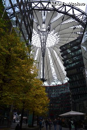 [P11] Sony Center de la nivelul solului. Care va placut cel mai mult? Parca este o uriasa turbina a unei nave spatiale. Ce-i drept imi place literatura SF foarte mult, nu mi-a fost greu sa-mi imaginez.  » foto by MCM
 - 
<span class="allrVoted glyphicon glyphicon-heart hidden" id="av478866"></span>
<a class="m-l-10 hidden" id="sv478866" onclick="voting_Foto_DelVot(,478866,4900)" role="button">șterge vot <span class="glyphicon glyphicon-remove"></span></a>
<a id="v9478866" class=" c-red"  onclick="voting_Foto_SetVot(478866)" role="button"><span class="glyphicon glyphicon-heart-empty"></span> <b>LIKE</b> = Votează poza</a> <img class="hidden"  id="f478866W9" src="/imagini/loader.gif" border="0" /><span class="AjErrMes hidden" id="e478866ErM"></span>