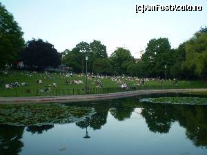 [P10] Un parc din Berlin, foarte aproape de Rosenthaler Platz, unde berlinezii au voie să se relaxeze pe iarbă.  » foto by Mihai18
 - 
<span class="allrVoted glyphicon glyphicon-heart hidden" id="av670697"></span>
<a class="m-l-10 hidden" id="sv670697" onclick="voting_Foto_DelVot(,670697,4900)" role="button">șterge vot <span class="glyphicon glyphicon-remove"></span></a>
<a id="v9670697" class=" c-red"  onclick="voting_Foto_SetVot(670697)" role="button"><span class="glyphicon glyphicon-heart-empty"></span> <b>LIKE</b> = Votează poza</a> <img class="hidden"  id="f670697W9" src="/imagini/loader.gif" border="0" /><span class="AjErrMes hidden" id="e670697ErM"></span>