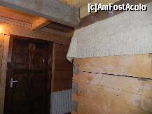 [P11] Camera din fata usii-toti peretii interiori ai holului erau imbracati in lemn+ paturi din canepa( am facut cercetari, curiosi fiind daca exista si beton acolo si da, exista) » foto by trandafir 1970
 - 
<span class="allrVoted glyphicon glyphicon-heart hidden" id="av117068"></span>
<a class="m-l-10 hidden" id="sv117068" onclick="voting_Foto_DelVot(,117068,4933)" role="button">șterge vot <span class="glyphicon glyphicon-remove"></span></a>
<a id="v9117068" class=" c-red"  onclick="voting_Foto_SetVot(117068)" role="button"><span class="glyphicon glyphicon-heart-empty"></span> <b>LIKE</b> = Votează poza</a> <img class="hidden"  id="f117068W9" src="/imagini/loader.gif" border="0" /><span class="AjErrMes hidden" id="e117068ErM"></span>