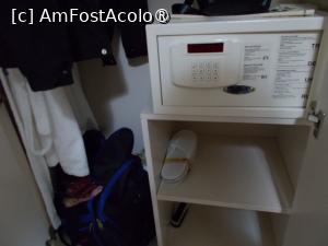 [P10] Dulapul cu seif, halat, papuci si bagajul meu » foto by Zoazore
 - 
<span class="allrVoted glyphicon glyphicon-heart hidden" id="av1523814"></span>
<a class="m-l-10 hidden" id="sv1523814" onclick="voting_Foto_DelVot(,1523814,4946)" role="button">șterge vot <span class="glyphicon glyphicon-remove"></span></a>
<a id="v91523814" class=" c-red"  onclick="voting_Foto_SetVot(1523814)" role="button"><span class="glyphicon glyphicon-heart-empty"></span> <b>LIKE</b> = Votează poza</a> <img class="hidden"  id="f1523814W9" src="/imagini/loader.gif" border="0" /><span class="AjErrMes hidden" id="e1523814ErM"></span>