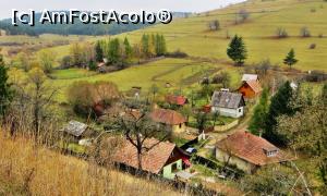 [P03] Zona centrală a satului, văzută de pe deal, de lângă capelă. Casele par locuite, dar de fapt sunt reședințe temporare » foto by Lucien
 - 
<span class="allrVoted glyphicon glyphicon-heart hidden" id="av837154"></span>
<a class="m-l-10 hidden" id="sv837154" onclick="voting_Foto_DelVot(,837154,4951)" role="button">șterge vot <span class="glyphicon glyphicon-remove"></span></a>
<a id="v9837154" class=" c-red"  onclick="voting_Foto_SetVot(837154)" role="button"><span class="glyphicon glyphicon-heart-empty"></span> <b>LIKE</b> = Votează poza</a> <img class="hidden"  id="f837154W9" src="/imagini/loader.gif" border="0" /><span class="AjErrMes hidden" id="e837154ErM"></span>