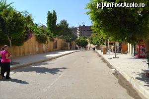 [P14] Strada Mar Gargis - a fost inchisa traficului rutier. De pe aceasta strada strajuita de ziduri inalte, pe dreapta aveti metroul, iar in stanga cele 4 intrari. Cairoul Coptic.  » foto by TraianS
 - 
<span class="allrVoted glyphicon glyphicon-heart hidden" id="av576691"></span>
<a class="m-l-10 hidden" id="sv576691" onclick="voting_Foto_DelVot(,576691,5067)" role="button">șterge vot <span class="glyphicon glyphicon-remove"></span></a>
<a id="v9576691" class=" c-red"  onclick="voting_Foto_SetVot(576691)" role="button"><span class="glyphicon glyphicon-heart-empty"></span> <b>LIKE</b> = Votează poza</a> <img class="hidden"  id="f576691W9" src="/imagini/loader.gif" border="0" /><span class="AjErrMes hidden" id="e576691ErM"></span>