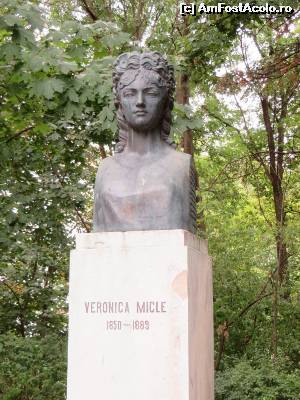 [P05] Bust Veronica Micle - Parcul Copou, Iași.  » foto by tata123 🔱
 - 
<span class="allrVoted glyphicon glyphicon-heart hidden" id="av670113"></span>
<a class="m-l-10 hidden" id="sv670113" onclick="voting_Foto_DelVot(,670113,5091)" role="button">șterge vot <span class="glyphicon glyphicon-remove"></span></a>
<a id="v9670113" class=" c-red"  onclick="voting_Foto_SetVot(670113)" role="button"><span class="glyphicon glyphicon-heart-empty"></span> <b>LIKE</b> = Votează poza</a> <img class="hidden"  id="f670113W9" src="/imagini/loader.gif" border="0" /><span class="AjErrMes hidden" id="e670113ErM"></span>