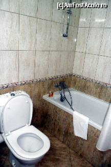[P07] 5 stars bathroom , absolutely hideous .And so small! 2 stars max » foto by cristian neacsu
 - 
<span class="allrVoted glyphicon glyphicon-heart hidden" id="av308824"></span>
<a class="m-l-10 hidden" id="sv308824" onclick="voting_Foto_DelVot(,308824,5201)" role="button">șterge vot <span class="glyphicon glyphicon-remove"></span></a>
<a id="v9308824" class=" c-red"  onclick="voting_Foto_SetVot(308824)" role="button"><span class="glyphicon glyphicon-heart-empty"></span> <b>LIKE</b> = Votează poza</a> <img class="hidden"  id="f308824W9" src="/imagini/loader.gif" border="0" /><span class="AjErrMes hidden" id="e308824ErM"></span>