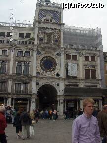 [P13] Turnul cu ceas din Piața San Marco aflat în nordul pieței San Marco  a fost conceput pentru navigatori. Există o legendă care spune că, cei care au făptuit ceasul au fost orbiți pentru a numai putea crea un alt ceas asemănător. Pe vîrful turnului se află două figuri din bronz care bat clopotele la ora exactă; acestea sunt cunoscute sub numele de Mori sau mauri. Ceasul mai atrage și prin faptul că dispune de un mecanism unic prin care, în timpul săptămînii Înălțării Domnului, cei trei magi ies pentru a se închina Fecioarei Maria și a Pruncului Isus aflați deasupra ceasului » foto by mirelaviolet
 - 
<span class="allrVoted glyphicon glyphicon-heart hidden" id="av153443"></span>
<a class="m-l-10 hidden" id="sv153443" onclick="voting_Foto_DelVot(,153443,5246)" role="button">șterge vot <span class="glyphicon glyphicon-remove"></span></a>
<a id="v9153443" class=" c-red"  onclick="voting_Foto_SetVot(153443)" role="button"><span class="glyphicon glyphicon-heart-empty"></span> <b>LIKE</b> = Votează poza</a> <img class="hidden"  id="f153443W9" src="/imagini/loader.gif" border="0" /><span class="AjErrMes hidden" id="e153443ErM"></span>
