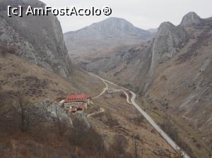 P06 [FEB-2019] Rezervatia naturală Cheile Vălișoarei <p> vedere de pe traseul turistic spre vf. Bogza Mica<p> Castelul Tempul Cavalerilor