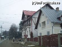 P02 [MAR-2009] Pensiunea Bucovina; drumul din fata ei se afla duce la manastire.