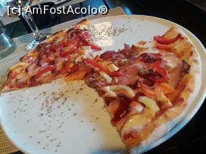 P02 [SEP-2018] Pizza mare - a fost adusa in farfurii separate pentru cei care s-au combinat. 