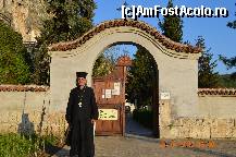 P55 [APR-2013] Parintele Miroslav Pavlov in fata manastirii. 