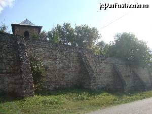 [P02] Fosta Mănăstire cetate Bradu - zidurile sunt îmbrăcate în straturi de piatră alternând cu rânduri de cărămidă care oferă obiectivului o frumoasă imagine exterioară. Peste gard vedem turla bisericii cu hramul ”Sfântul Mare Mucenic Dimitrie” pe care noi nu am reușit să o vizităm, poarta fiind închisă.  » foto by Floryn81
 - 
<span class="allrVoted glyphicon glyphicon-heart hidden" id="av605027"></span>
<a class="m-l-10 hidden" id="sv605027" onclick="voting_Foto_DelVot(,605027,5439)" role="button">șterge vot <span class="glyphicon glyphicon-remove"></span></a>
<a id="v9605027" class=" c-red"  onclick="voting_Foto_SetVot(605027)" role="button"><span class="glyphicon glyphicon-heart-empty"></span> <b>LIKE</b> = Votează poza</a> <img class="hidden"  id="f605027W9" src="/imagini/loader.gif" border="0" /><span class="AjErrMes hidden" id="e605027ErM"></span>