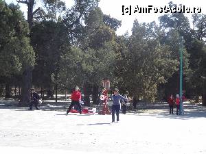 P23 [APR-2012] 'Templul Cerului' / in parcuri, oamenii se... joaca! 