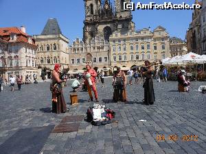 P09 [AUG-2013] Praga - Piaţa Primăriei. Trupa ambulantă care cântă şi încântă. 