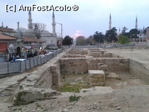 [P02] Site-uri arheologice în centrul orașului. În spatele meu este moscheea Selimiye, în stânga Eski iar în dreapta Serefely.  » foto by Aurici
 - 
<span class="allrVoted glyphicon glyphicon-heart hidden" id="av729102"></span>
<a class="m-l-10 hidden" id="sv729102" onclick="voting_Foto_DelVot(,729102,5501)" role="button">șterge vot <span class="glyphicon glyphicon-remove"></span></a>
<a id="v9729102" class=" c-red"  onclick="voting_Foto_SetVot(729102)" role="button"><span class="glyphicon glyphicon-heart-empty"></span> <b>LIKE</b> = Votează poza</a> <img class="hidden"  id="f729102W9" src="/imagini/loader.gif" border="0" /><span class="AjErrMes hidden" id="e729102ErM"></span>