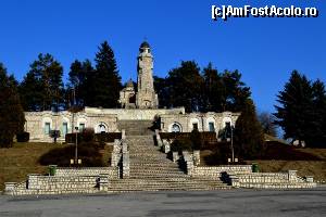 [P16] Câmpulung - mausoleul. Partea de sus, cu turnul, a fost făcută de muncitorii italieni (pe atunci, ei veneau la noi, nu invers!), iar partea de jos, prin muncă voluntară, în anii '80.  » foto by makuy*
 - 
<span class="allrVoted glyphicon glyphicon-heart hidden" id="av607154"></span>
<a class="m-l-10 hidden" id="sv607154" onclick="voting_Foto_DelVot(,607154,5504)" role="button">șterge vot <span class="glyphicon glyphicon-remove"></span></a>
<a id="v9607154" class=" c-red"  onclick="voting_Foto_SetVot(607154)" role="button"><span class="glyphicon glyphicon-heart-empty"></span> <b>LIKE</b> = Votează poza</a> <img class="hidden"  id="f607154W9" src="/imagini/loader.gif" border="0" /><span class="AjErrMes hidden" id="e607154ErM"></span>